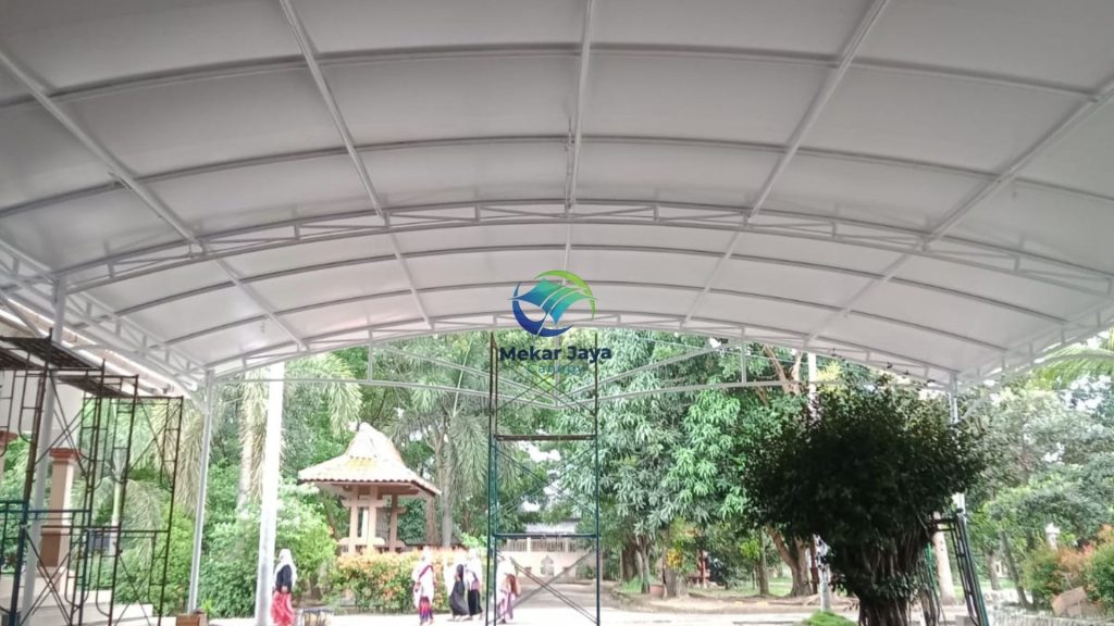 Pemasangan kanopi membran pondok pesantren di Jawa Tengah oleh Mekar Jaya Canopy, desain kuat dan elegan untuk area pendidikan.