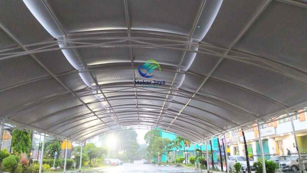 Pemasangan kanopi membran area mall di Bekasi oleh Mekar Jaya Canopy, tampilan modern dan elegan untuk area komersial